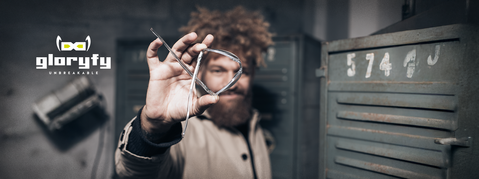 Glorify: Mann, der die Flexibilität der Brille zeigt