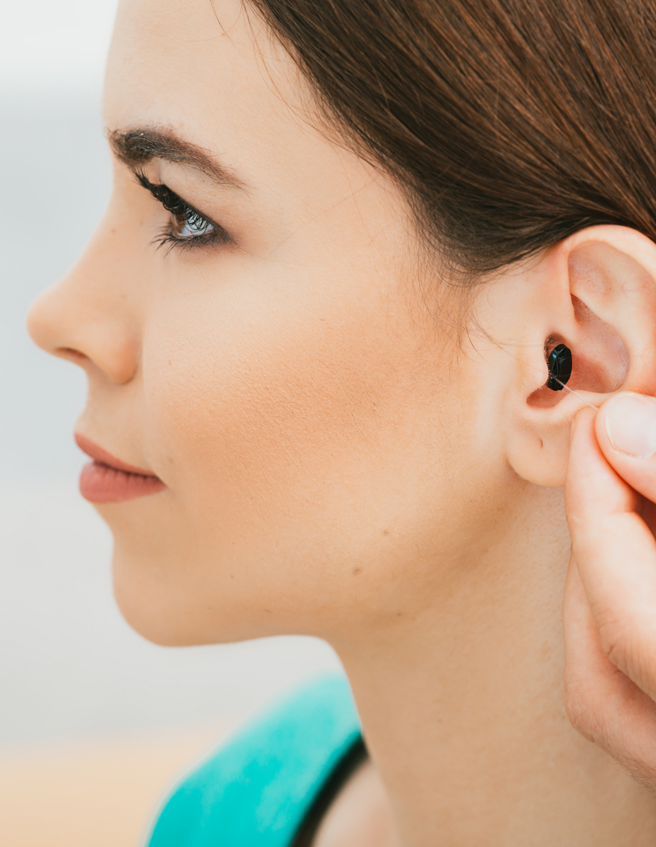 Frau mit Im-Ohr-Hörgerät.